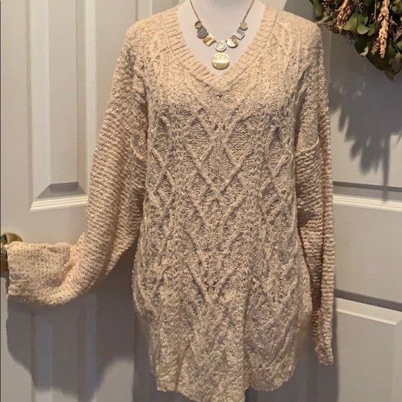 Beige loosely woven soft sweater, V neck, longer - Picture 2 of 6